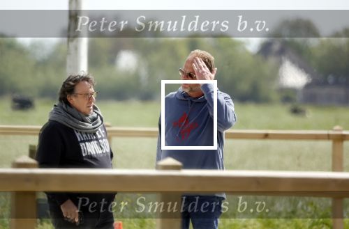 Alkmaar eo 17 mei 2023
Marco Borsato krijgt uitleg over dressuur van een instructeur op een manege