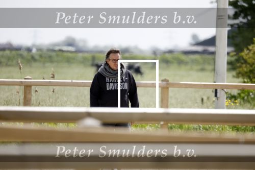 Alkmaar eo 17 mei 2023
Marco Borsato krijgt uitleg over dressuur van een instructeur op een manege
