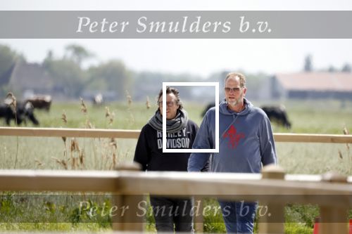 Alkmaar eo 17 mei 2023
Marco Borsato krijgt uitleg over dressuur van een instructeur op een manege