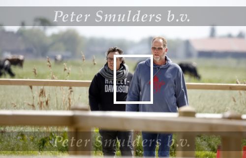 Alkmaar eo 17 mei 2023
Marco Borsato krijgt uitleg over dressuur van een instructeur op een manege