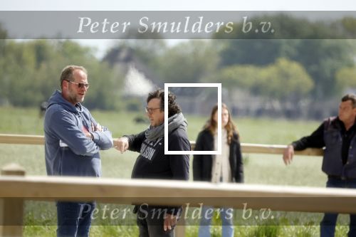 Alkmaar eo 17 mei 2023
Marco Borsato krijgt uitleg over dressuur van een instructeur op een manege