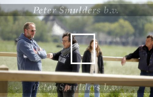 Alkmaar eo 17 mei 2023
Marco Borsato krijgt uitleg over dressuur van een instructeur op een manege