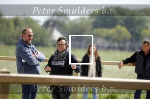 Alkmaar eo 17 mei 2023
Marco Borsato krijgt uitleg over dressuur van een instructeur op een manege