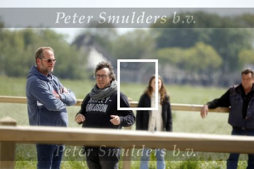 Alkmaar eo 17 mei 2023
Marco Borsato krijgt uitleg over dressuur van een instructeur op een manege