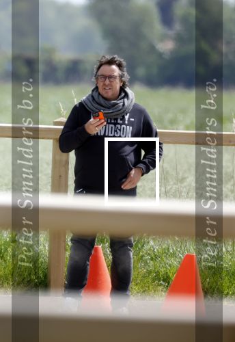 Alkmaar eo 17 mei 2023
Marco Borsato krijgt uitleg over dressuur van een instructeur op een manege