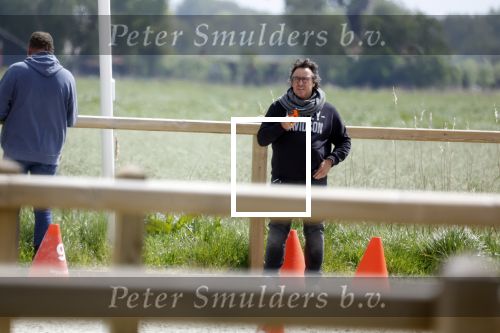 Alkmaar eo 17 mei 2023
Marco Borsato krijgt uitleg over dressuur van een instructeur op een manege