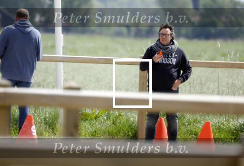 Alkmaar eo 17 mei 2023
Marco Borsato krijgt uitleg over dressuur van een instructeur op een manege