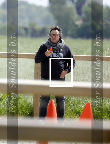 Alkmaar eo 17 mei 2023
Marco Borsato krijgt uitleg over dressuur van een instructeur op een manege