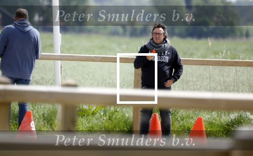 Alkmaar eo 17 mei 2023
Marco Borsato krijgt uitleg over dressuur van een instructeur op een manege