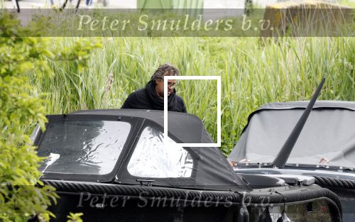 Alkmaar 24 mei 2023
Marco Borsato sluit zijn boot / sloep af nadat hij met 5 dames is gaan varen .
Op het moment dat er een rondvaart boot voorbij hem vaart lacht hij nnaar de mensen in die rondvaartboot.