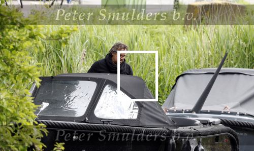 Alkmaar 24 mei 2023
Marco Borsato sluit zijn boot / sloep af nadat hij met 5 dames is gaan varen .
Op het moment dat er een rondvaart boot voorbij hem vaart lacht hij nnaar de mensen in die rondvaartboot.