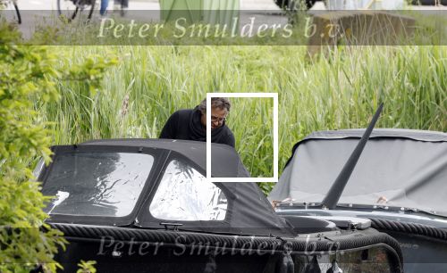 Alkmaar 24 mei 2023
Marco Borsato sluit zijn boot / sloep af nadat hij met 5 dames is gaan varen .
Op het moment dat er een rondvaart boot voorbij hem vaart lacht hij nnaar de mensen in die rondvaartboot.