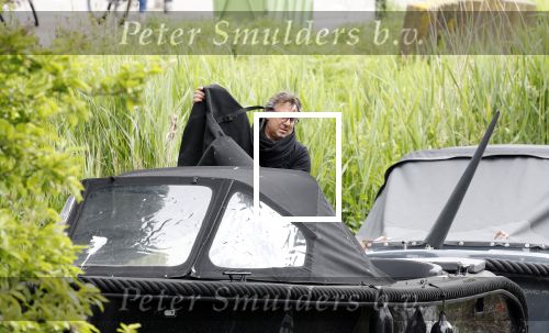 Alkmaar 24 mei 2023
Marco Borsato sluit zijn boot / sloep af nadat hij met 5 dames is gaan varen .
Op het moment dat er een rondvaart boot voorbij hem vaart lacht hij nnaar de mensen in die rondvaartboot.