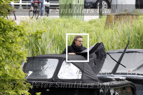 Alkmaar 24 mei 2023
Marco Borsato sluit zijn boot / sloep af nadat hij met 5 dames is gaan varen .
Op het moment dat er een rondvaart boot voorbij hem vaart lacht hij nnaar de mensen in die rondvaartboot.