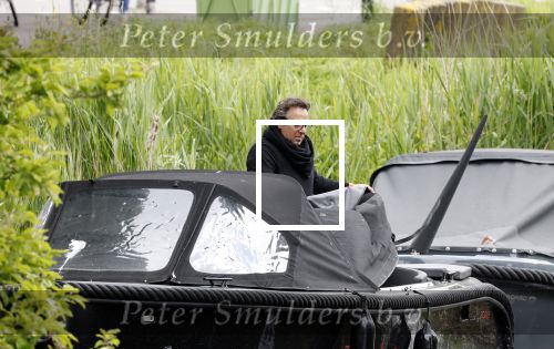 Alkmaar 24 mei 2023
Marco Borsato sluit zijn boot / sloep af nadat hij met 5 dames is gaan varen .
Op het moment dat er een rondvaart boot voorbij hem vaart lacht hij nnaar de mensen in die rondvaartboot.