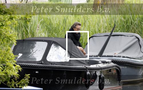 Alkmaar 24 mei 2023
Marco Borsato sluit zijn boot / sloep af nadat hij met 5 dames is gaan varen .
Op het moment dat er een rondvaart boot voorbij hem vaart lacht hij nnaar de mensen in die rondvaartboot.