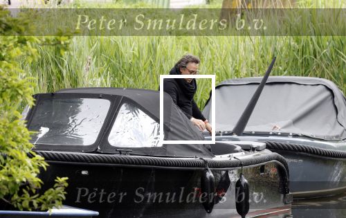 Alkmaar 24 mei 2023
Marco Borsato sluit zijn boot / sloep af nadat hij met 5 dames is gaan varen .
Op het moment dat er een rondvaart boot voorbij hem vaart lacht hij nnaar de mensen in die rondvaartboot.