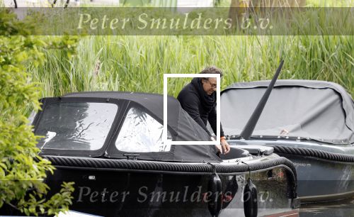 Alkmaar 24 mei 2023
Marco Borsato sluit zijn boot / sloep af nadat hij met 5 dames is gaan varen .
Op het moment dat er een rondvaart boot voorbij hem vaart lacht hij nnaar de mensen in die rondvaartboot.