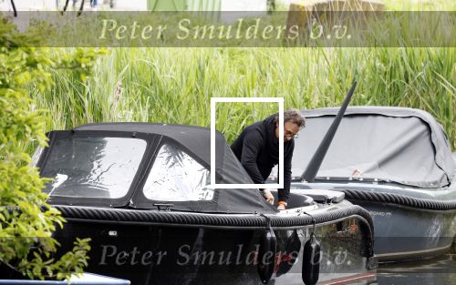Alkmaar 24 mei 2023
Marco Borsato sluit zijn boot / sloep af nadat hij met 5 dames is gaan varen .
Op het moment dat er een rondvaart boot voorbij hem vaart lacht hij nnaar de mensen in die rondvaartboot.