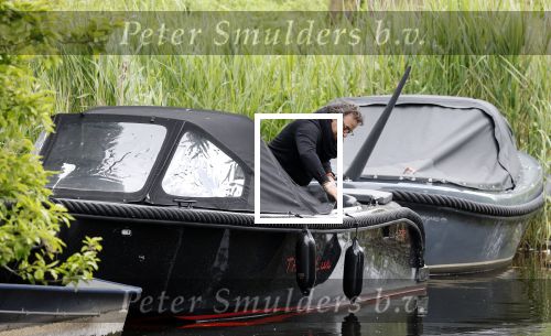 Alkmaar 24 mei 2023
Marco Borsato sluit zijn boot / sloep af nadat hij met 5 dames is gaan varen .
Op het moment dat er een rondvaart boot voorbij hem vaart lacht hij nnaar de mensen in die rondvaartboot.