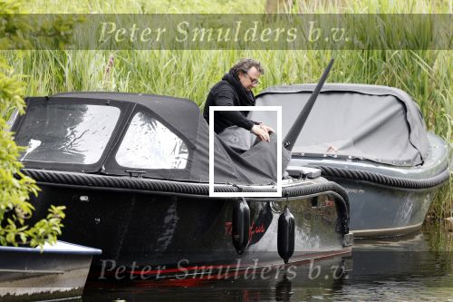 Alkmaar 24 mei 2023
Marco Borsato sluit zijn boot / sloep af nadat hij met 5 dames is gaan varen .
Op het moment dat er een rondvaart boot voorbij hem vaart lacht hij nnaar de mensen in die rondvaartboot.