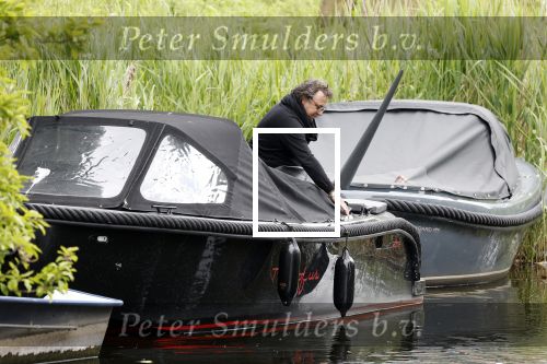 Alkmaar 24 mei 2023
Marco Borsato sluit zijn boot / sloep af nadat hij met 5 dames is gaan varen .
Op het moment dat er een rondvaart boot voorbij hem vaart lacht hij nnaar de mensen in die rondvaartboot.