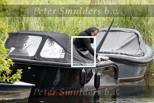 Alkmaar 24 mei 2023
Marco Borsato sluit zijn boot / sloep af nadat hij met 5 dames is gaan varen .
Op het moment dat er een rondvaart boot voorbij hem vaart lacht hij nnaar de mensen in die rondvaartboot.