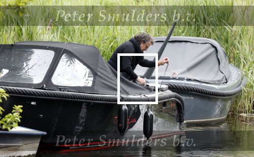 Alkmaar 24 mei 2023
Marco Borsato sluit zijn boot / sloep af nadat hij met 5 dames is gaan varen .
Op het moment dat er een rondvaart boot voorbij hem vaart lacht hij nnaar de mensen in die rondvaartboot.