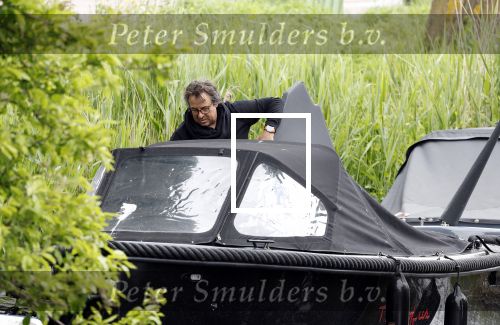 Alkmaar 24 mei 2023
Marco Borsato sluit zijn boot / sloep af nadat hij met 5 dames is gaan varen .
Op het moment dat er een rondvaart boot voorbij hem vaart lacht hij nnaar de mensen in die rondvaartboot.