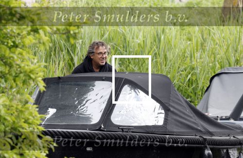 Alkmaar 24 mei 2023
Marco Borsato sluit zijn boot / sloep af nadat hij met 5 dames is gaan varen .
Op het moment dat er een rondvaart boot voorbij hem vaart lacht hij nnaar de mensen in die rondvaartboot.
