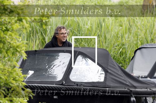 Alkmaar 24 mei 2023
Marco Borsato sluit zijn boot / sloep af nadat hij met 5 dames is gaan varen .
Op het moment dat er een rondvaart boot voorbij hem vaart lacht hij nnaar de mensen in die rondvaartboot.
