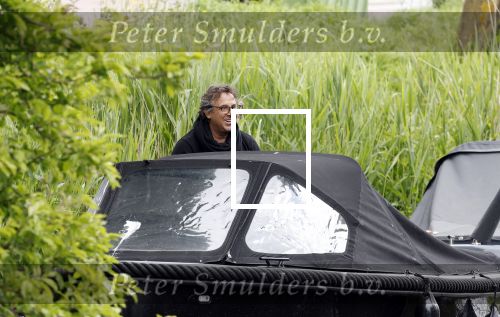 Alkmaar 24 mei 2023
Marco Borsato sluit zijn boot / sloep af nadat hij met 5 dames is gaan varen .
Op het moment dat er een rondvaart boot voorbij hem vaart lacht hij nnaar de mensen in die rondvaartboot.