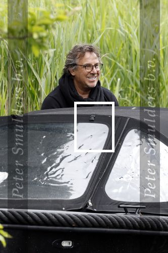Alkmaar 24 mei 2023
Marco Borsato sluit zijn boot / sloep af nadat hij met 5 dames is gaan varen .
Op het moment dat er een rondvaart boot voorbij hem vaart lacht hij nnaar de mensen in die rondvaartboot.