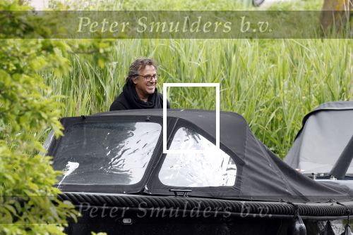 Alkmaar 24 mei 2023
Marco Borsato sluit zijn boot / sloep af nadat hij met 5 dames is gaan varen .
Op het moment dat er een rondvaart boot voorbij hem vaart lacht hij nnaar de mensen in die rondvaartboot.
