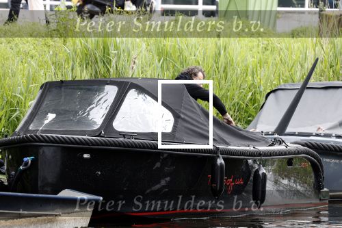 Alkmaar 24 mei 2023
Marco Borsato sluit zijn boot / sloep af nadat hij met 5 dames is gaan varen .
Op het moment dat er een rondvaart boot voorbij hem vaart lacht hij nnaar de mensen in die rondvaartboot.