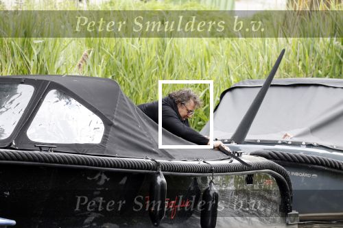 Alkmaar 24 mei 2023
Marco Borsato sluit zijn boot / sloep af nadat hij met 5 dames is gaan varen .
Op het moment dat er een rondvaart boot voorbij hem vaart lacht hij nnaar de mensen in die rondvaartboot.