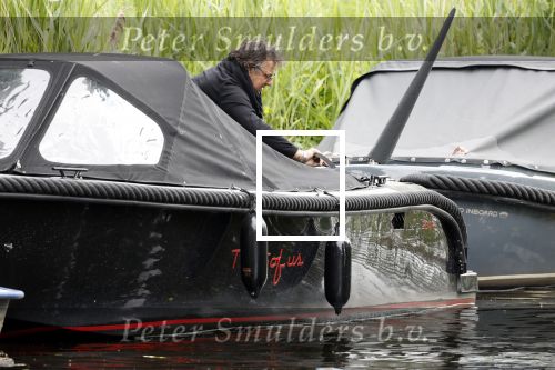 Alkmaar 24 mei 2023
Marco Borsato sluit zijn boot / sloep af nadat hij met 5 dames is gaan varen .
Op het moment dat er een rondvaart boot voorbij hem vaart lacht hij nnaar de mensen in die rondvaartboot.