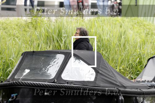 Alkmaar 24 mei 2023
Marco Borsato sluit zijn boot / sloep af nadat hij met 5 dames is gaan varen .
Op het moment dat er een rondvaart boot voorbij hem vaart lacht hij nnaar de mensen in die rondvaartboot.
