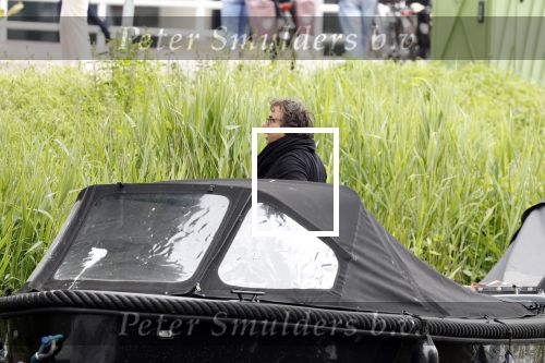 Alkmaar 24 mei 2023
Marco Borsato sluit zijn boot / sloep af nadat hij met 5 dames is gaan varen .
Op het moment dat er een rondvaart boot voorbij hem vaart lacht hij nnaar de mensen in die rondvaartboot.