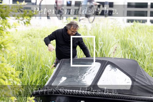 Alkmaar 24 mei 2023
Marco Borsato sluit zijn boot / sloep af nadat hij met 5 dames is gaan varen .
Op het moment dat er een rondvaart boot voorbij hem vaart lacht hij nnaar de mensen in die rondvaartboot.