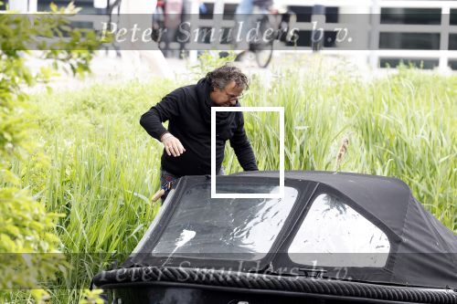 Alkmaar 24 mei 2023
Marco Borsato sluit zijn boot / sloep af nadat hij met 5 dames is gaan varen .
Op het moment dat er een rondvaart boot voorbij hem vaart lacht hij nnaar de mensen in die rondvaartboot.