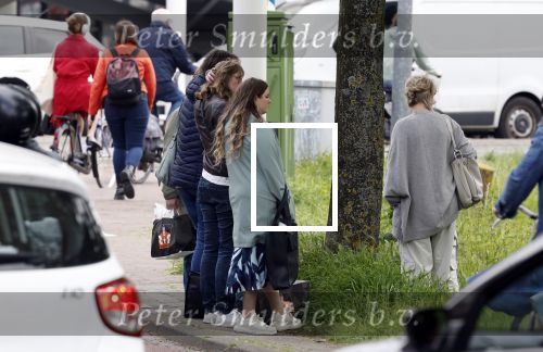 Alkmaar 24 mei 2023
Marco Borsato sluit zijn boot / sloep af nadat hij met 5 dames is gaan varen .
Op het moment dat er een rondvaart boot voorbij hem vaart lacht hij nnaar de mensen in die rondvaartboot.