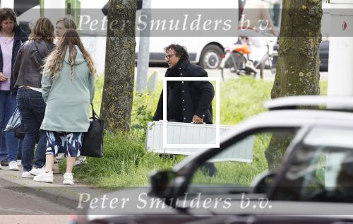 Alkmaar 24 mei 2023
Marco Borsato sluit zijn boot / sloep af nadat hij met 5 dames is gaan varen .
Op het moment dat er een rondvaart boot voorbij hem vaart lacht hij nnaar de mensen in die rondvaartboot.