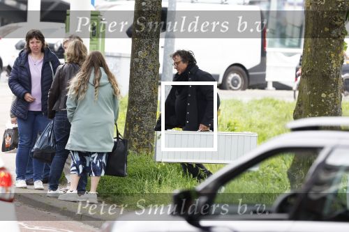 Alkmaar 24 mei 2023
Marco Borsato sluit zijn boot / sloep af nadat hij met 5 dames is gaan varen .
Op het moment dat er een rondvaart boot voorbij hem vaart lacht hij nnaar de mensen in die rondvaartboot.