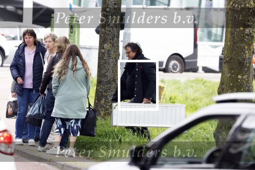 Alkmaar 24 mei 2023
Marco Borsato sluit zijn boot / sloep af nadat hij met 5 dames is gaan varen .
Op het moment dat er een rondvaart boot voorbij hem vaart lacht hij nnaar de mensen in die rondvaartboot.