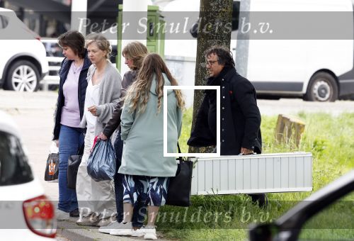 Alkmaar 24 mei 2023
Marco Borsato sluit zijn boot / sloep af nadat hij met 5 dames is gaan varen .
Op het moment dat er een rondvaart boot voorbij hem vaart lacht hij nnaar de mensen in die rondvaartboot.