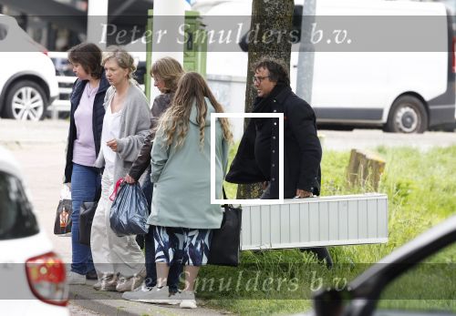 Alkmaar 24 mei 2023
Marco Borsato sluit zijn boot / sloep af nadat hij met 5 dames is gaan varen .
Op het moment dat er een rondvaart boot voorbij hem vaart lacht hij nnaar de mensen in die rondvaartboot.