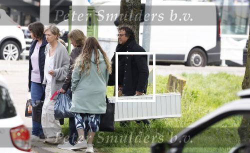 Alkmaar 24 mei 2023
Marco Borsato sluit zijn boot / sloep af nadat hij met 5 dames is gaan varen .
Op het moment dat er een rondvaart boot voorbij hem vaart lacht hij nnaar de mensen in die rondvaartboot.