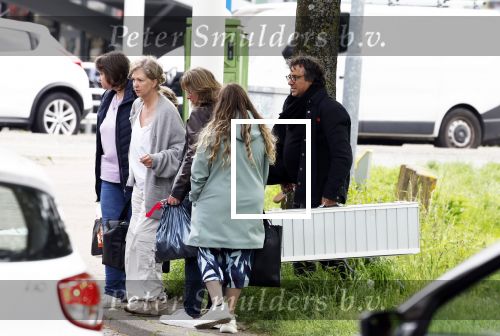 Alkmaar 24 mei 2023
Marco Borsato sluit zijn boot / sloep af nadat hij met 5 dames is gaan varen .
Op het moment dat er een rondvaart boot voorbij hem vaart lacht hij nnaar de mensen in die rondvaartboot.