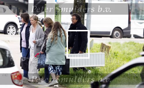 Alkmaar 24 mei 2023
Marco Borsato sluit zijn boot / sloep af nadat hij met 5 dames is gaan varen .
Op het moment dat er een rondvaart boot voorbij hem vaart lacht hij nnaar de mensen in die rondvaartboot.